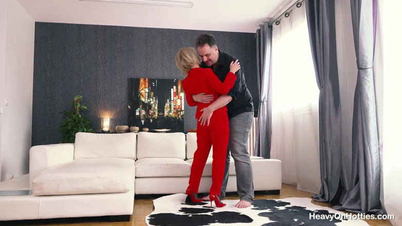 Heavy on Hotties: Téměř 60 let, stále se usmívá a tvrdě šuká