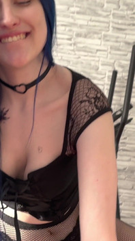 POV Anal, am ajutat-o pe sora vitregă să aleagă un tatuaj și ea a vrut