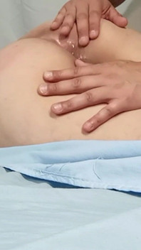 Je Masse Ses Trous Avec De L’huile Puis J’utilise Mes Doigts Sur Son Sexe Mouillé