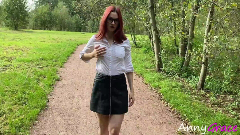 AnnyGrace: sekretri poshaak pahni hot larki kapre utaarti hai, bench par...