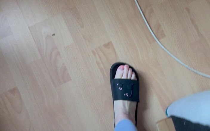 Feet: Pov: âm thanh của flip-flops khi đi bộ trong quần legging màu...