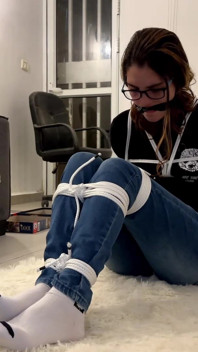 Miriam amarrada em jeans tendo seus pés brincados