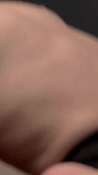 Una MILF bionda viene sbattuta sul divano