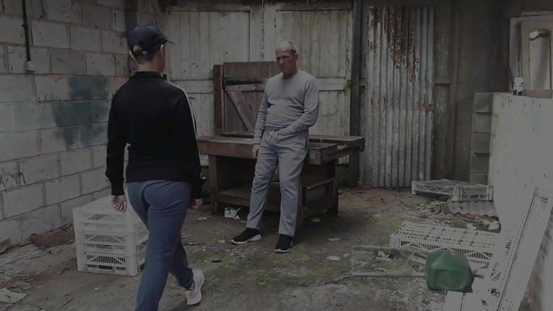 The adventures of Kylie Britain: अधिकारी