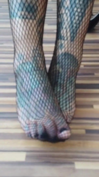 Femme tatouée en collants résille