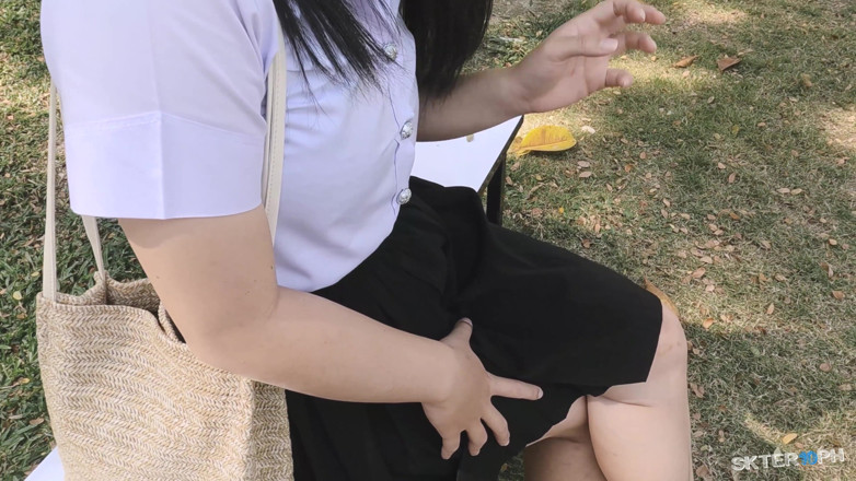 18_honey: สาวไทยเอเชียดูดควยในรถ