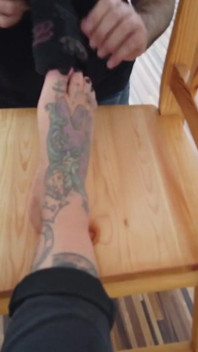 Sclava pasionată de picioare venerează picioarele tatuate