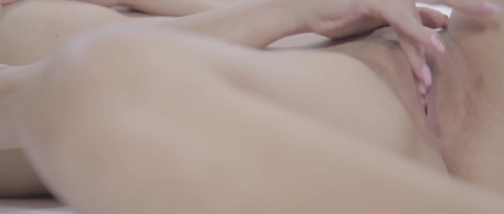 CBD Media: Blondă țâțoasă cu sfârcuri roz își freacă pizda și geme sexy