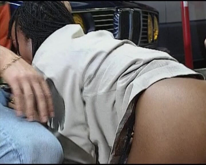 Enjoy German porn: Німецька мамка та її чорношкірий друг трахаються в тріо