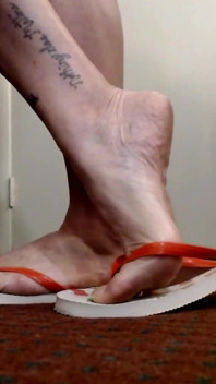 milf(चोदने लायक मम्मी) खड़े होकर फ्लिप फ्लॉप शूप्ले