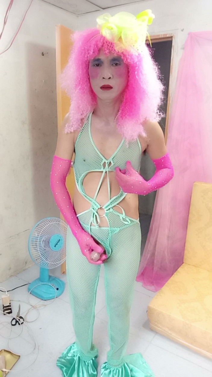 nguyen dang thien tri: Oanh le transgender pakai mentimun porno dengan baju seksi dan...
