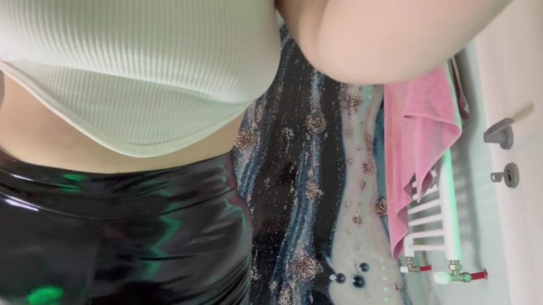 JuiceLussie: Masturbate in Leather Leggins. Big Butt in Latex