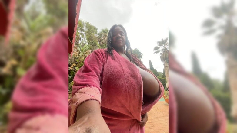 Legendary Booty Overdose: 야외에서 스트립하는 흑인녀 SSBBW 밀프