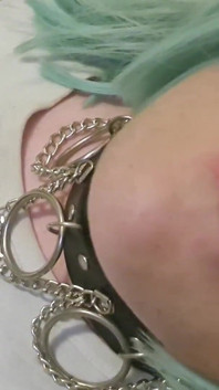 Travestiet Pina in de badkamer