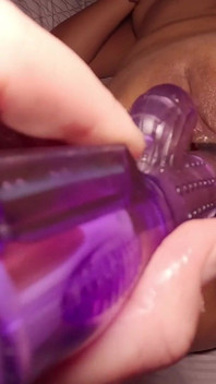 Vibrator dublu pentru curvă filipineză care linge curul