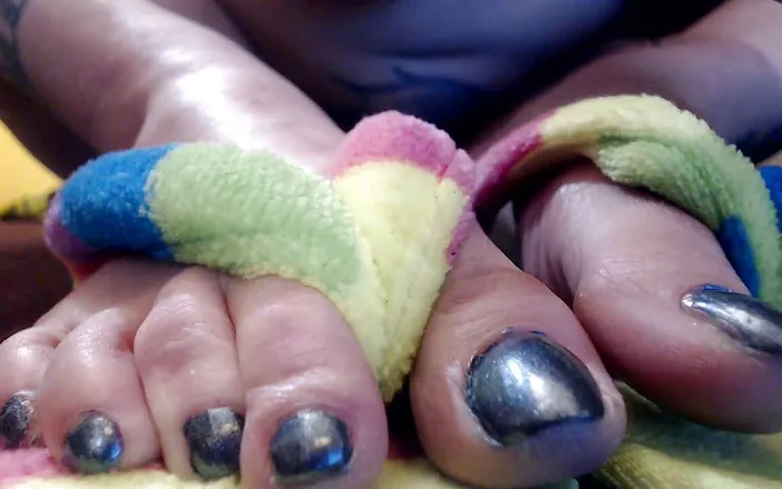 Abby Anna: Closeup toe wiggling flip flops nude