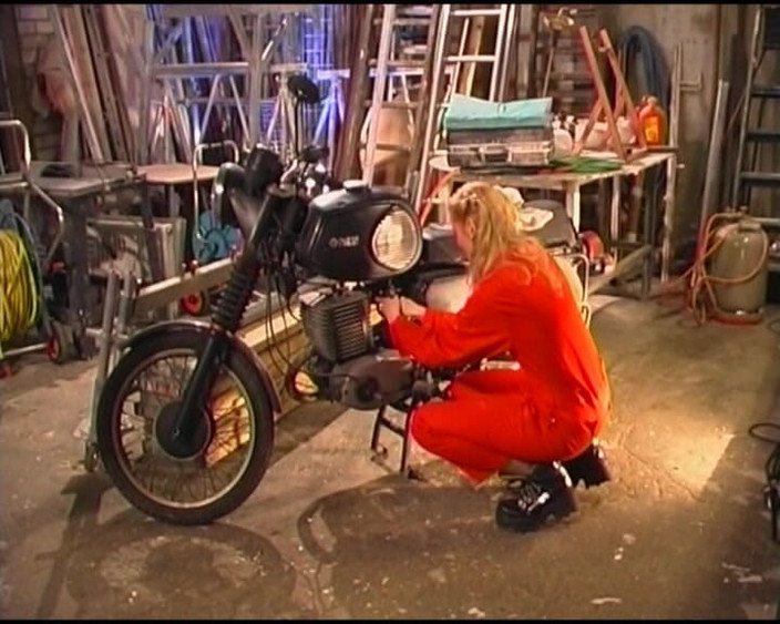 Deutsche XXX Filme: Tato elegantní blonďatá dáma z Německa si ráda hraje se...