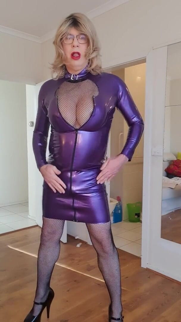 Rachel Latex: Rachel struts in latex and D tits