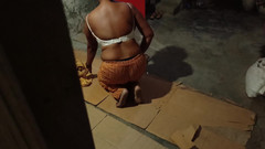 Nirman: Wielki tyłek Bhabhi zmienia swoje ubrania i obserwowanie chłopca