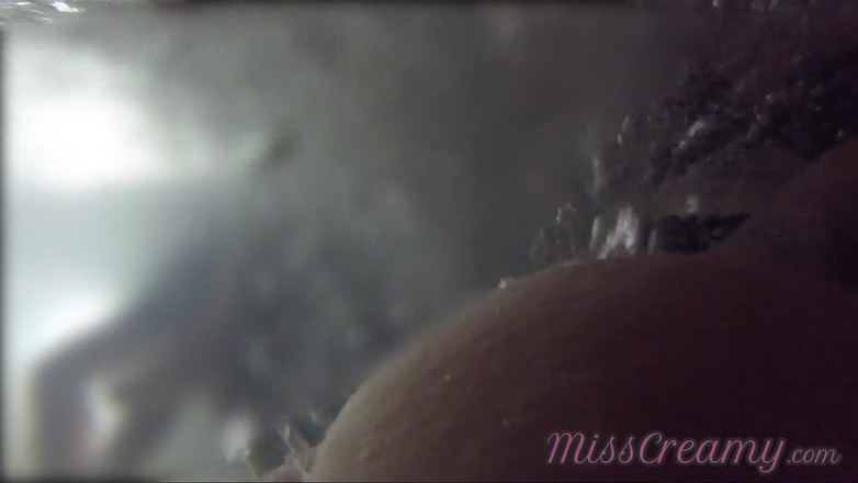 Miss Creamy: Mostrando minha buceta na frente de um garoto na piscina...