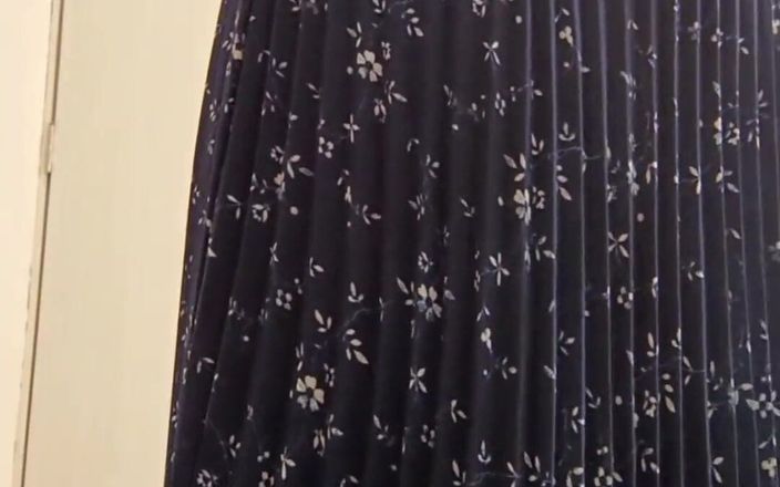 Kndy Kmille: La sexy Nalgona se masturba en una tienda de ropa