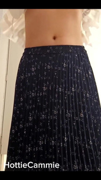 Sexy Nalgona se masturba em uma loja de roupas