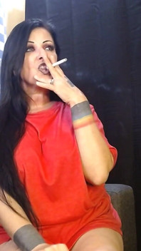 Mutandine e maglietta fumando