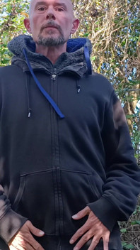 Açık havada seyir büyük sünnetsiz yarak woodland onesie mastürbasyon yapıyor, azdırıyor, yakın çekim inliyor kremsi döl