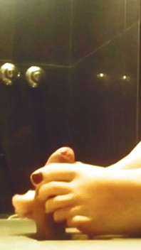 25 Ans Mature Se Branlant Avec Ses Pieds Sur La Table De La Gloire - Ruby