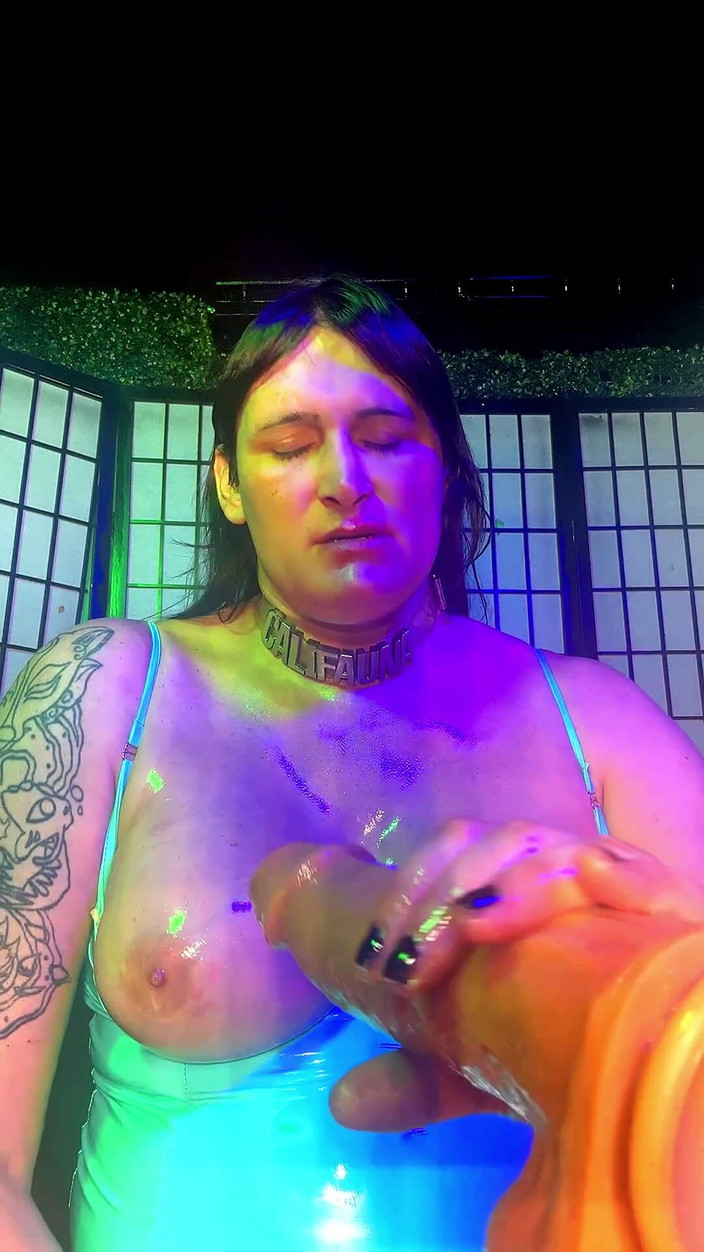 Cali Fauna: Handjob dan blowjob penyayang berminyak N