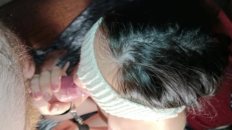 OniSoi: Eu chupo seu pau com meus olhos fechados e algemado