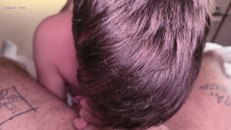 Cobalt FTM: 彼は巨大な噴き出しのディルドで私のべちゃだらした穴を叩きたがっていました