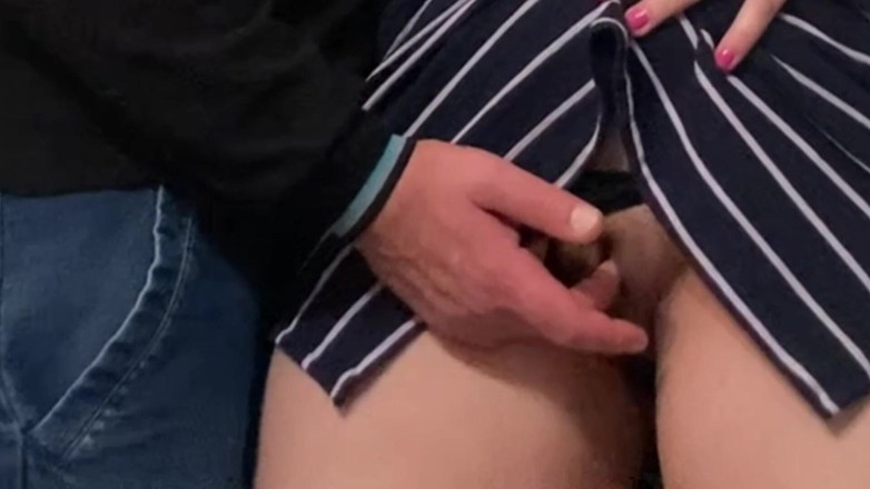 Niki studio: Aku membiarkan orang asing menyentuh memekku di bawah gaun di...