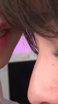 Dr. Nagano Maina'nın burnunu kokluyor... Sonra sınavı yapışkan bir tükürük ve kokuya dönüştürüyor.