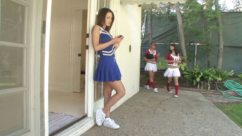 Lesbian Illusion: Tre sexiga cheerleaders glädjer varandras våta fitta