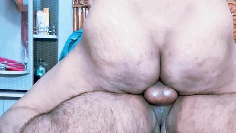 Sandeep09: Une femme desi entre dans la bouche