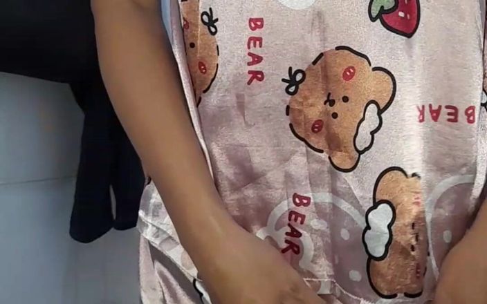 Naomisinka: ショートパンツと女の子のサテンパジャマを着て自慰行為