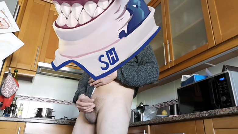 Rafael Torreano: Quente garanhão se masturbando e gozando na cozinha enquanto cozinha