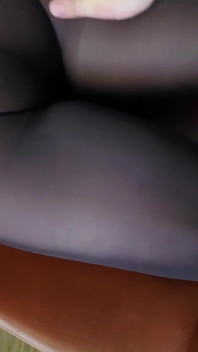 Meia-calça com os pés, tetas desleixadas e buceta milf cheia de porra