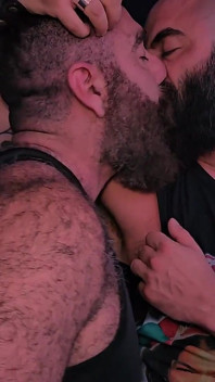 Pánský penis šuká šťavnatou chlupatou díru. Vousatý mistr šuká Robhairyho