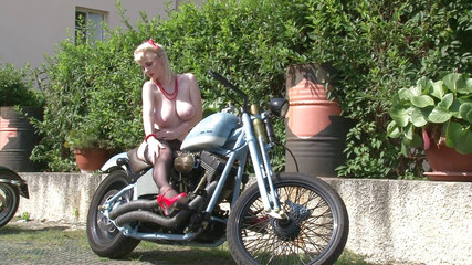 Public Entertainment: 拥有巨大胸部的超级金发女郎在户外展示她惊人的身体