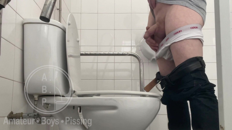 AmateurBoysPissing: Dans Les Toilettes De L’hôpital, Un Mec Pisse Dans Un...