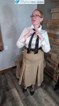 Edle rothaarige 50ER sekretärin oder lehrerin, outfit-anziehen aus hüftgürtel und strümpfen - Absätze, kleid, Bluse und kein höschen