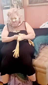 Fetiș cu mănuși din satin de aur în stil bbw