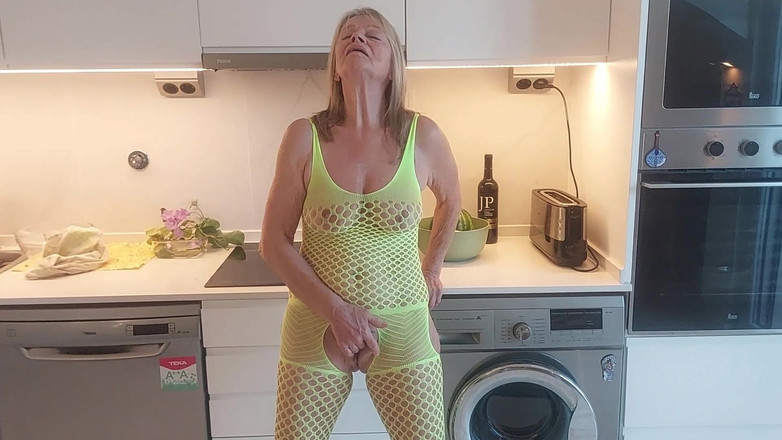 martinawest: Kenapa Sesetengah Nenek Hanya Melakukannya di dapur.