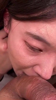 남자가 그녀 아래에 있다고 생각하는 스노비 지적인 유형