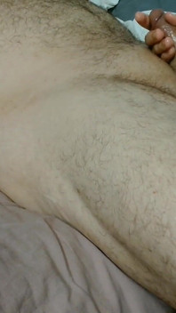 Man werd wakker met een aftrekbeurt van een geile vrouw