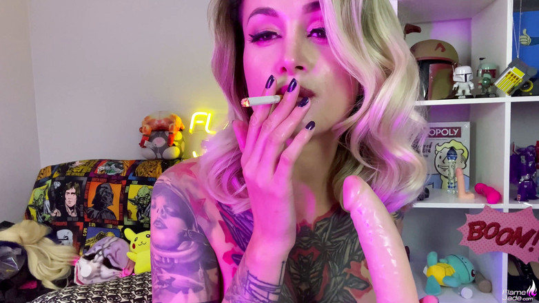 Flame Jade: Kočička kouří a hraje si s gumovým ptákem - sólo