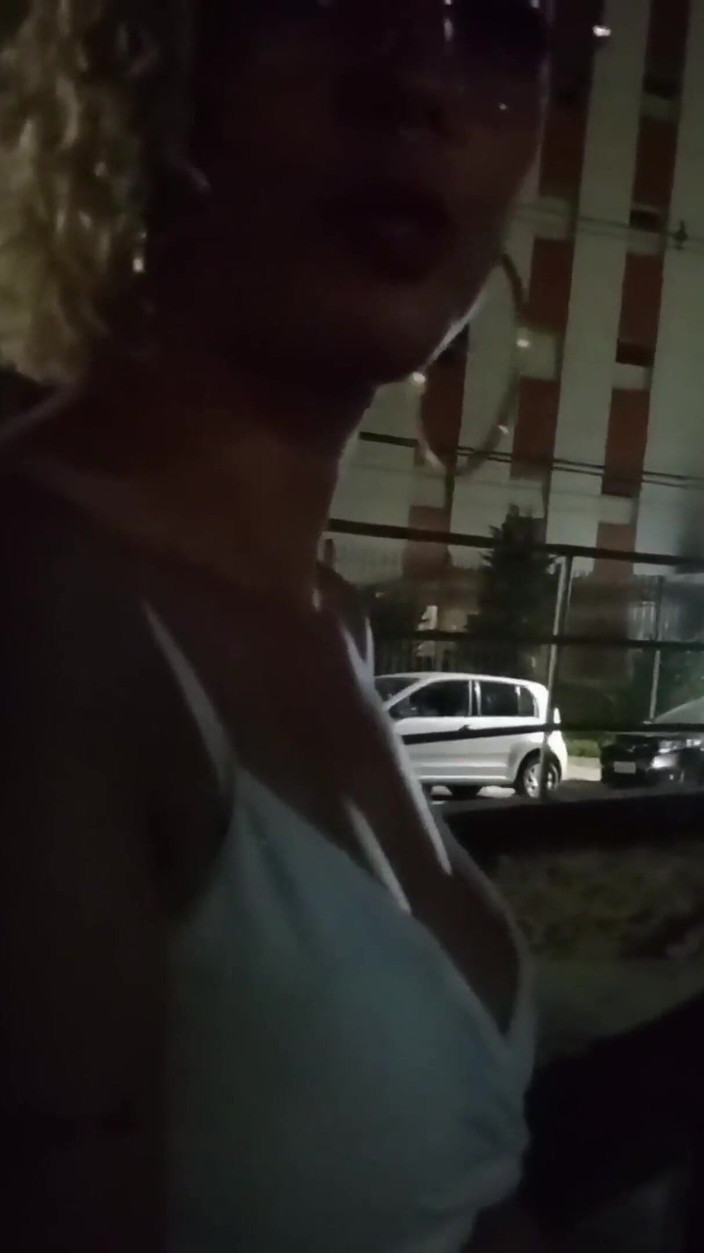 Victor SweetCoupleStories: Займатися сексом з незнайомцем на алеї біля будинку.
