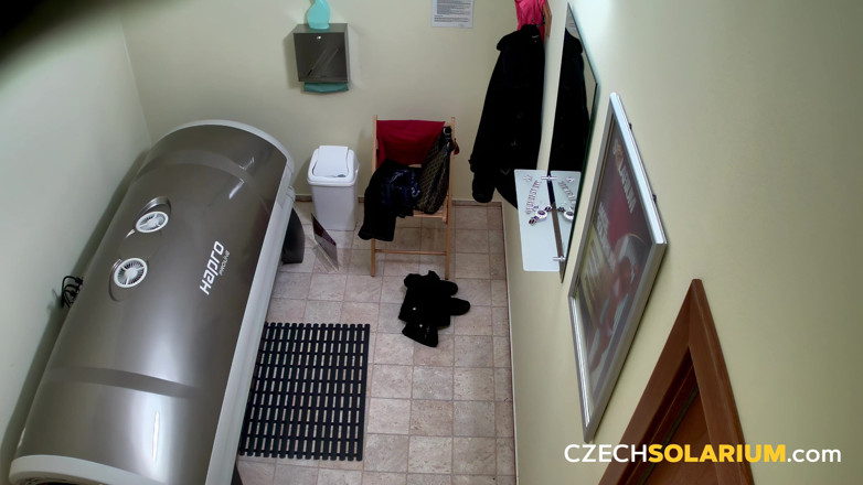 Czech Solarium: 체코 일광욕실 50: 금발의 미녀 스트립과 보지 과시